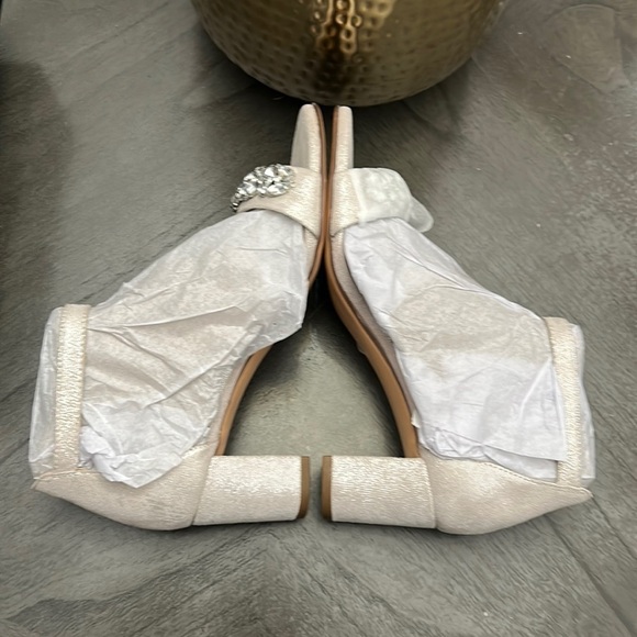 Naturalizer Vera Dress Sandal in Silver - Picture 11 of 12